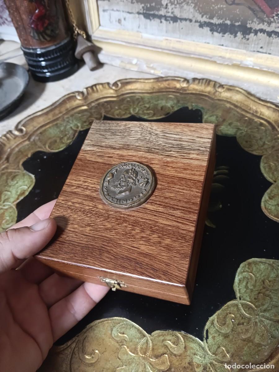 Coleccionismo: peque&ntilde;a caja de madera dise&ntilde;ada para almacenar una moneda conmemorativa o de colecci&oacute;n.La caja prese