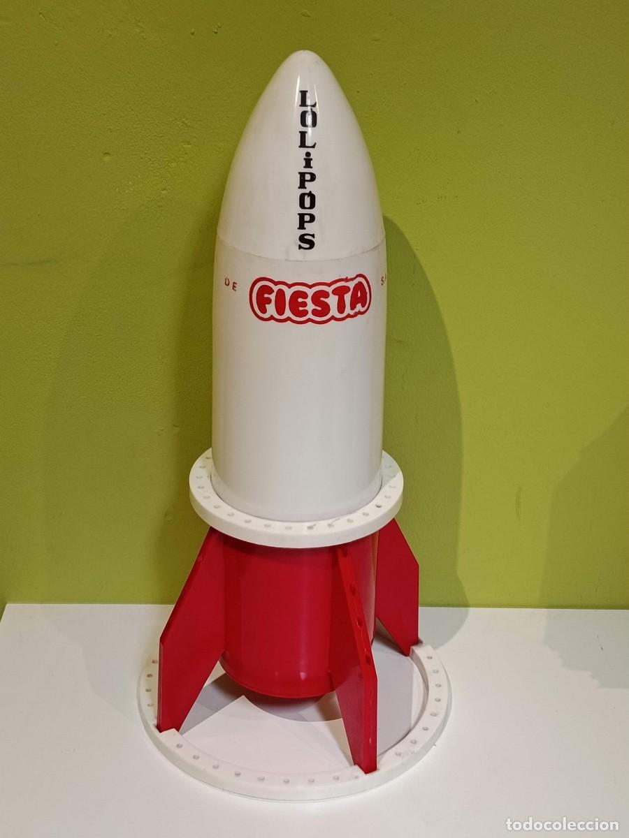 Coleccionismo: Antiguo expositor expendedor piruletas lolipops de Fiesta cohete rojo