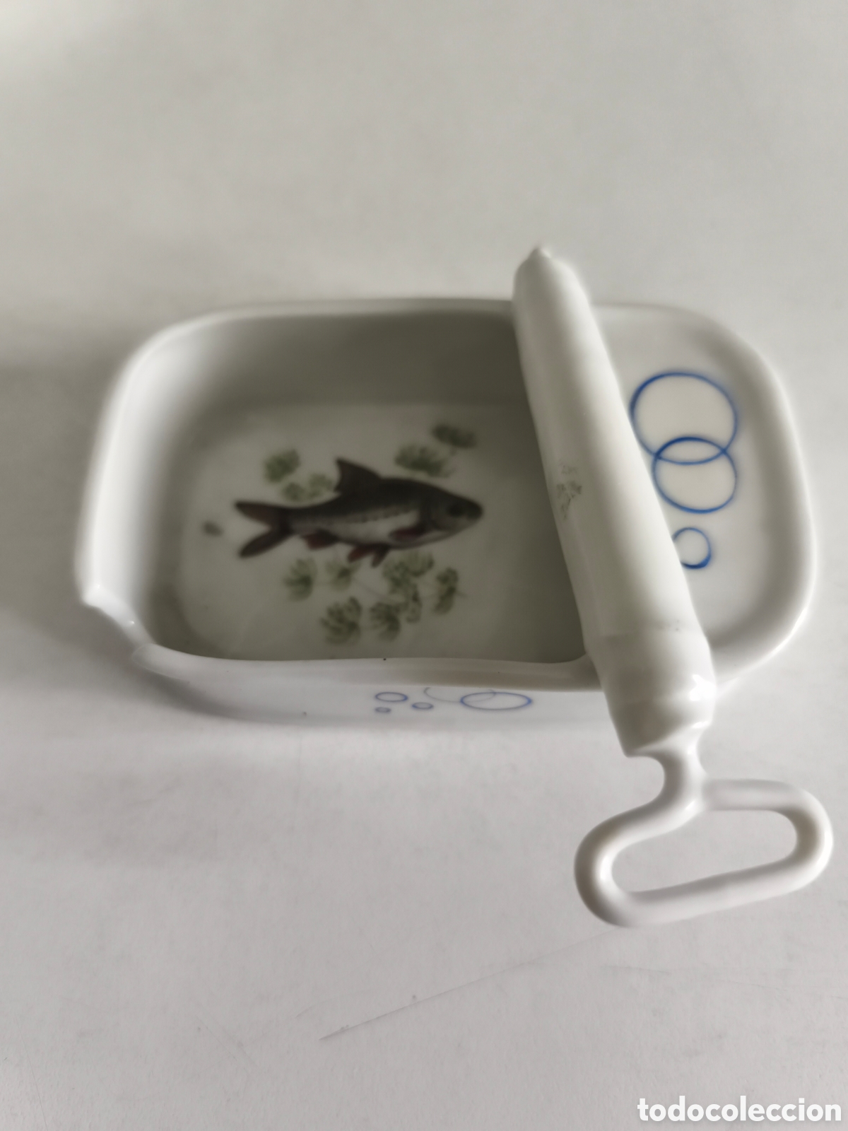 Coleccionismo: Antiguo y curioso cenicero de porcelana Francesa de Limoges en forma de lata de sardinas, sellado