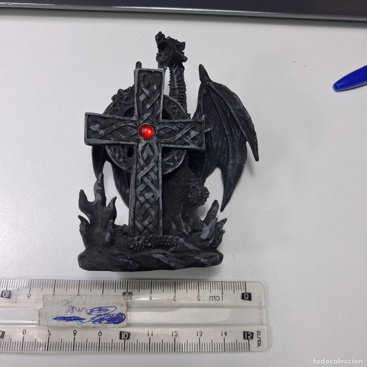 Coleccionismo: FIGURA DE DRAG&Oacute;N G&Oacute;TICO CON CRUZ CELTA Y GEMA - ESCULTURA DE RESINA 11.5CM
