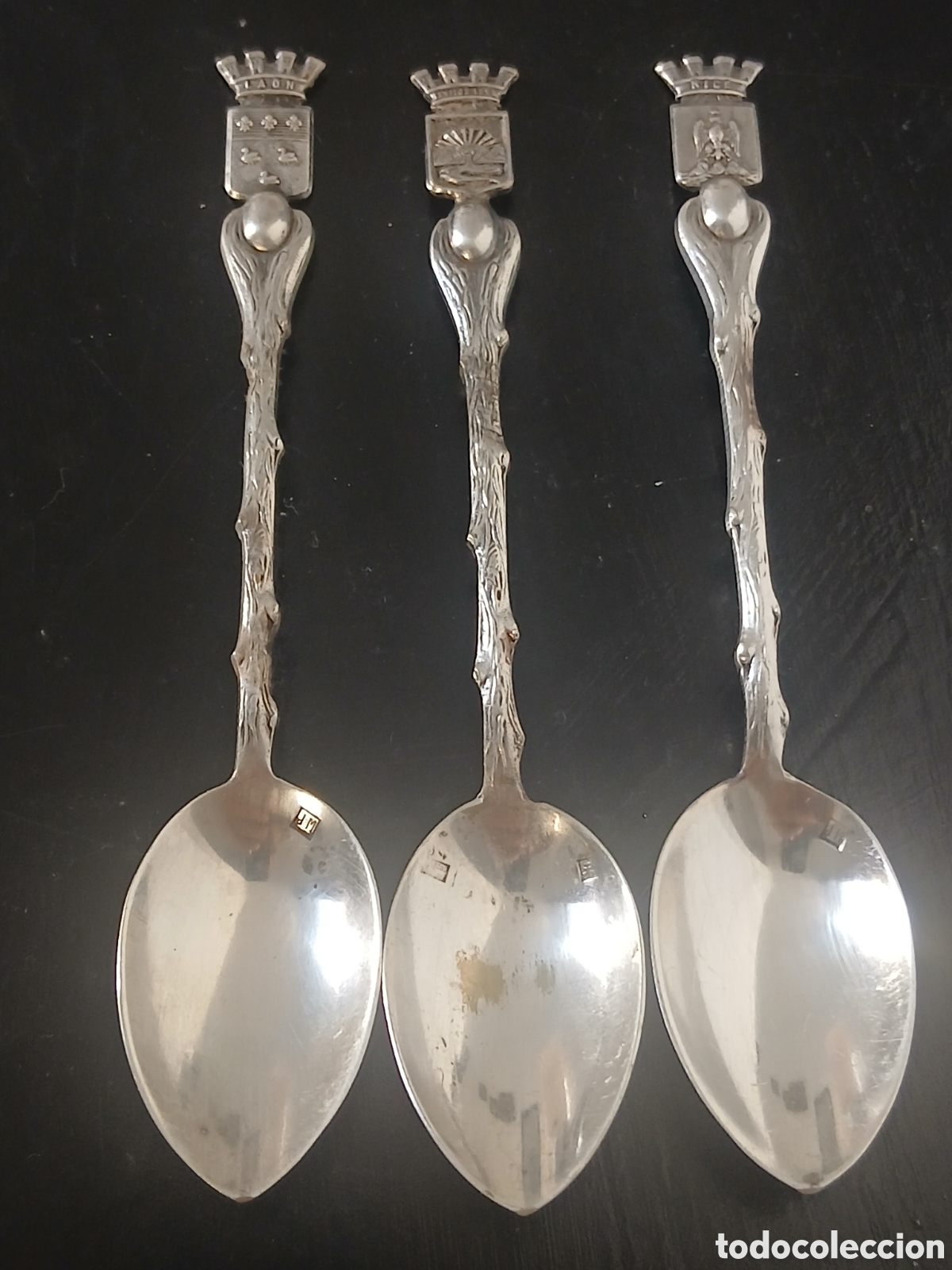 Coleccionismo: Conjunto de tres cucharas antiguas con un dise&ntilde;o decorativo en el mango y la parte superior. Cada un