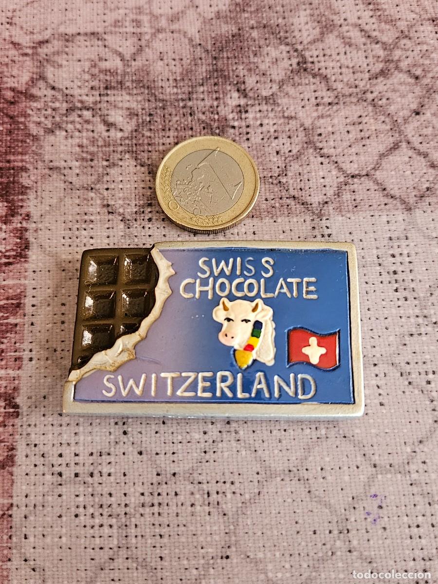 Coleccionismo: Im&aacute;n Para Nevera Recuerdo/ Souvenir De Suiza Tableta De Chocolate Con Un Mordisco.