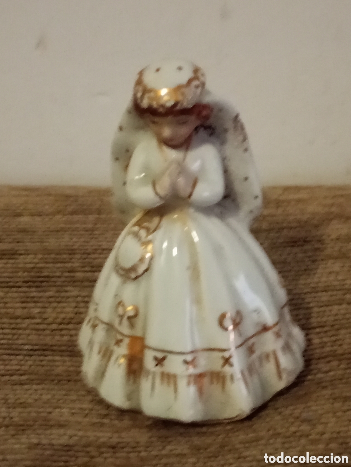 Coleccionismo: Antigua figura de porcelana ni&ntilde;a de comuni&oacute;n adornos dorados esta numerada no se lee la etiqueta