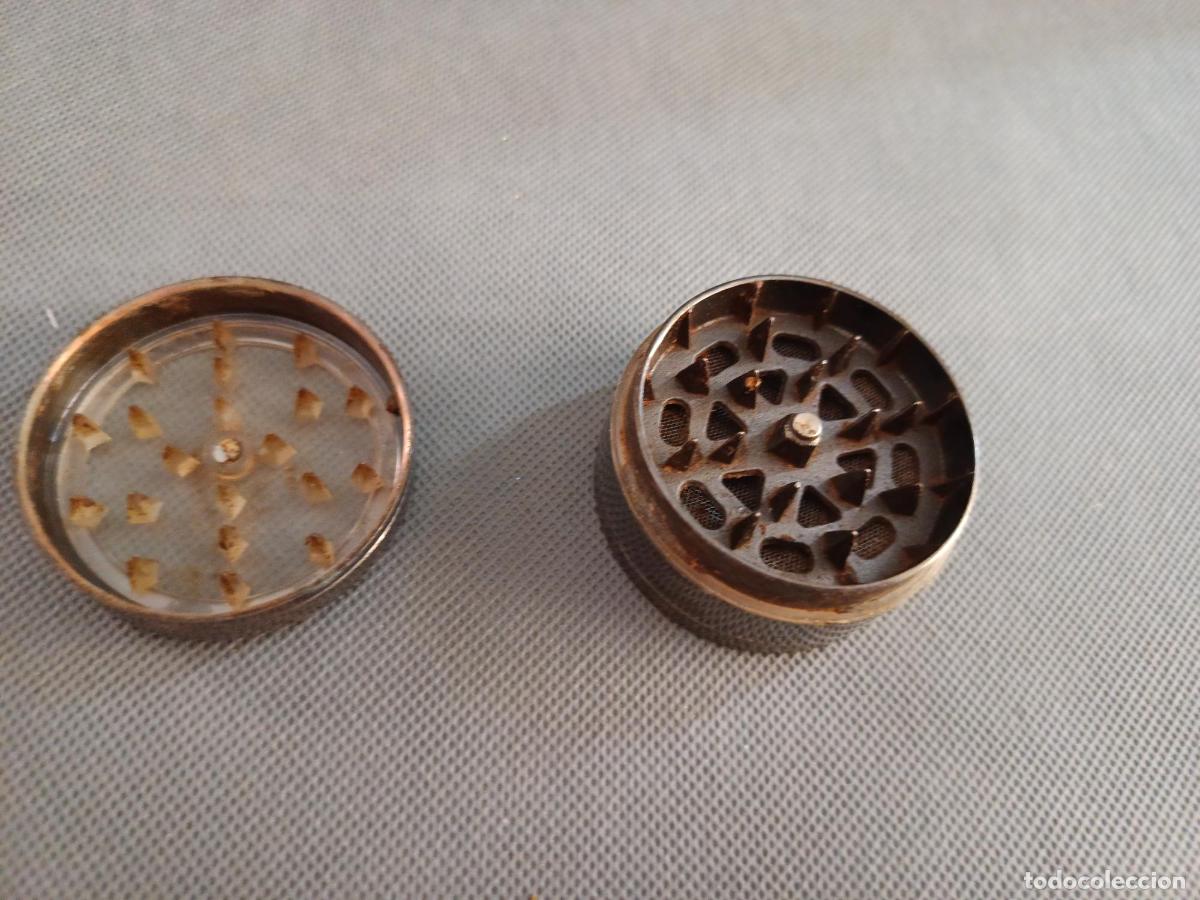 Coleccionismo: Grinder picador triturador met&aacute;lico con compatimento especial - muy original