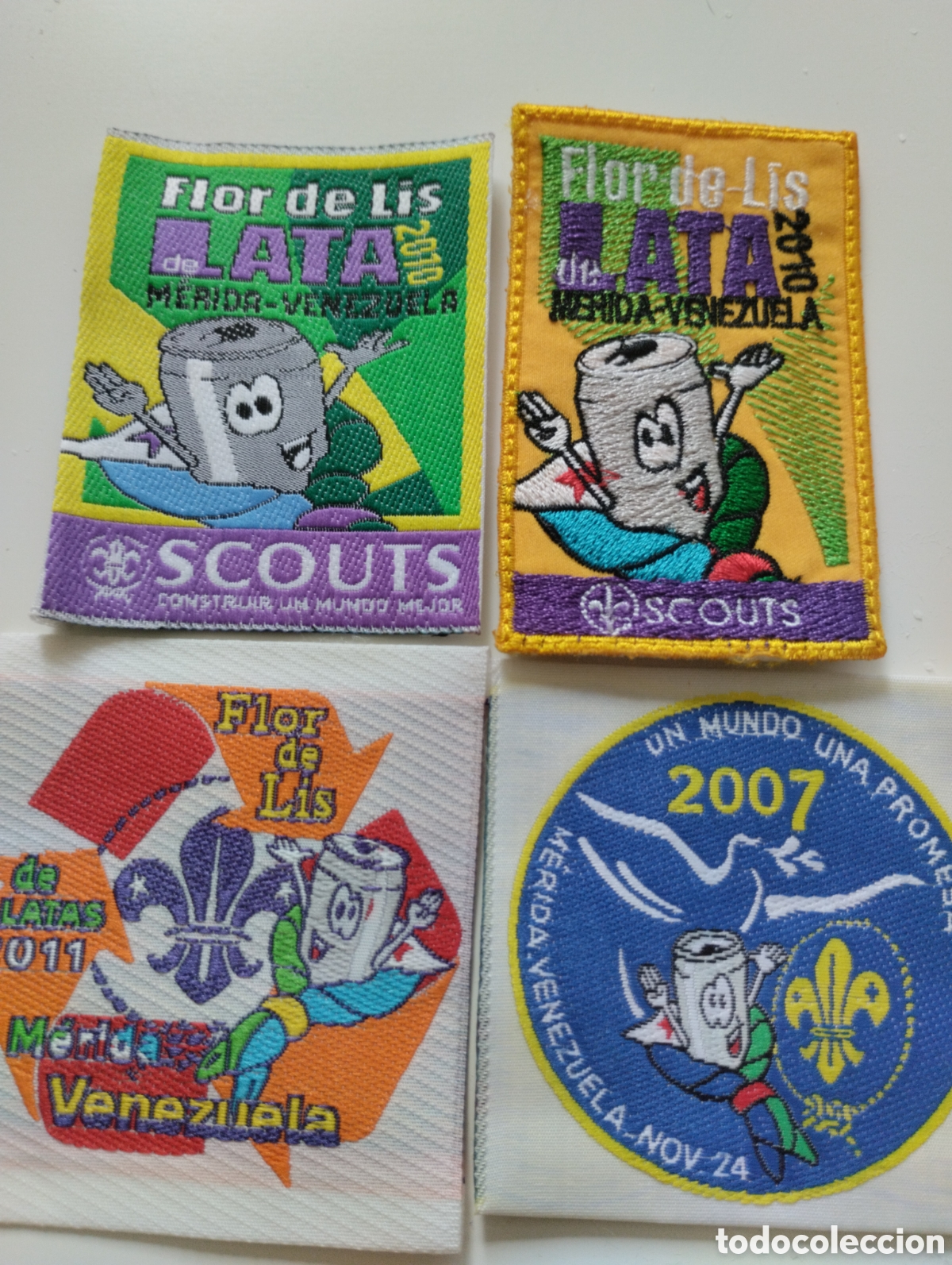 Coleccionismo: Set de 4 insignias de la flor de lys de lata