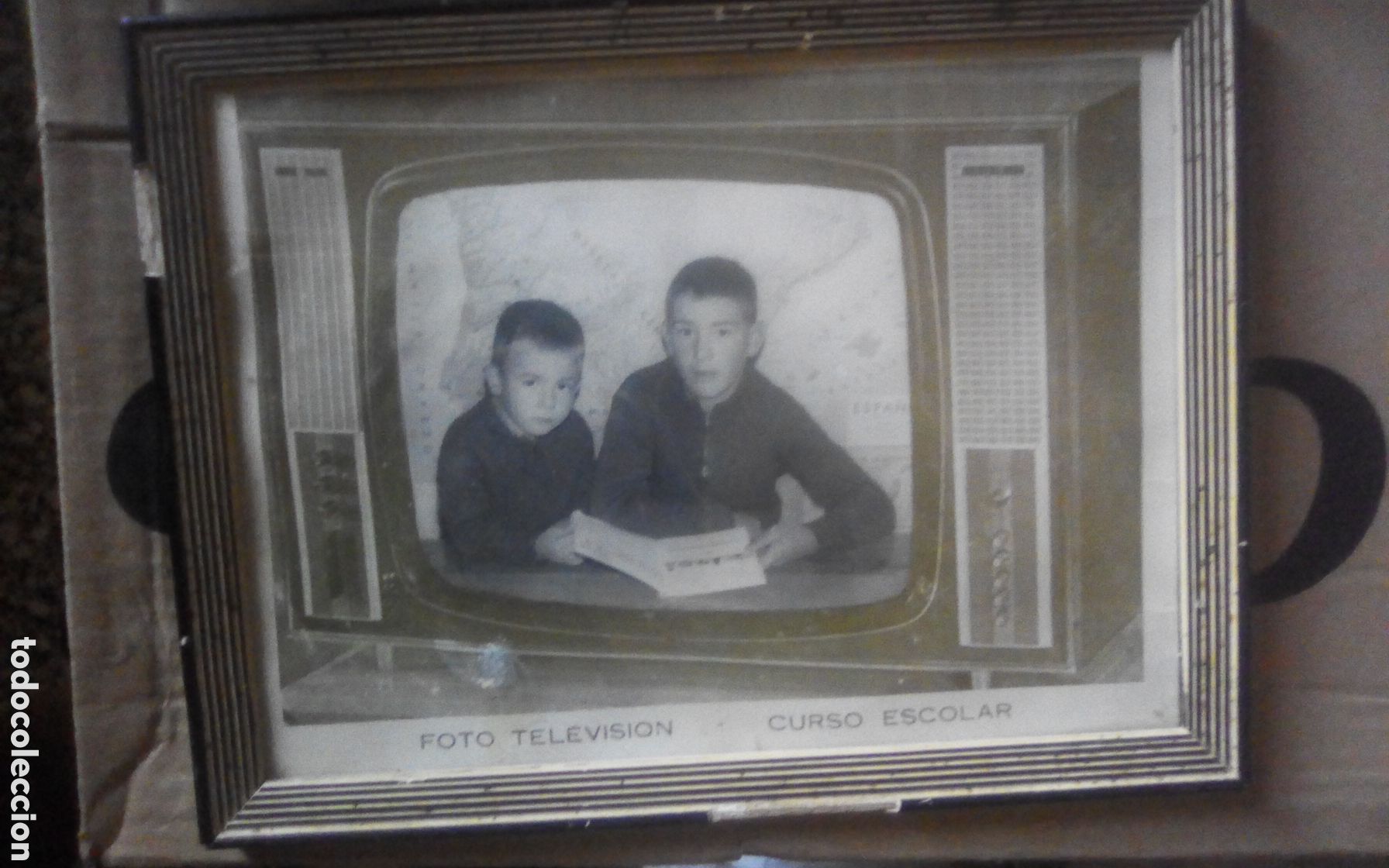 Coleccionismo: Cuadro fotograf&iacute;a de dos escolares. Foto television, curso escolar. A&ntilde;os 60s, mide 26,5 x 20,5 cm.