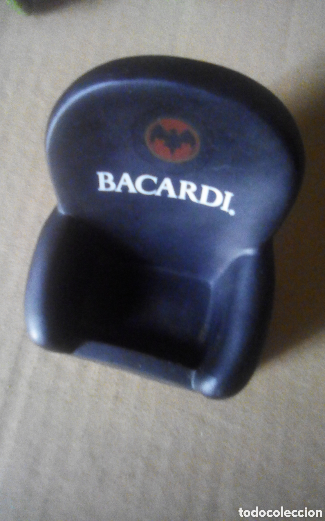 Coleccionismo: Bacardi. Soporte escritorio sill&oacute;n para colocar m&oacute;viles antiguos, tipo Alcatel, Nokia, Ericsson, etc