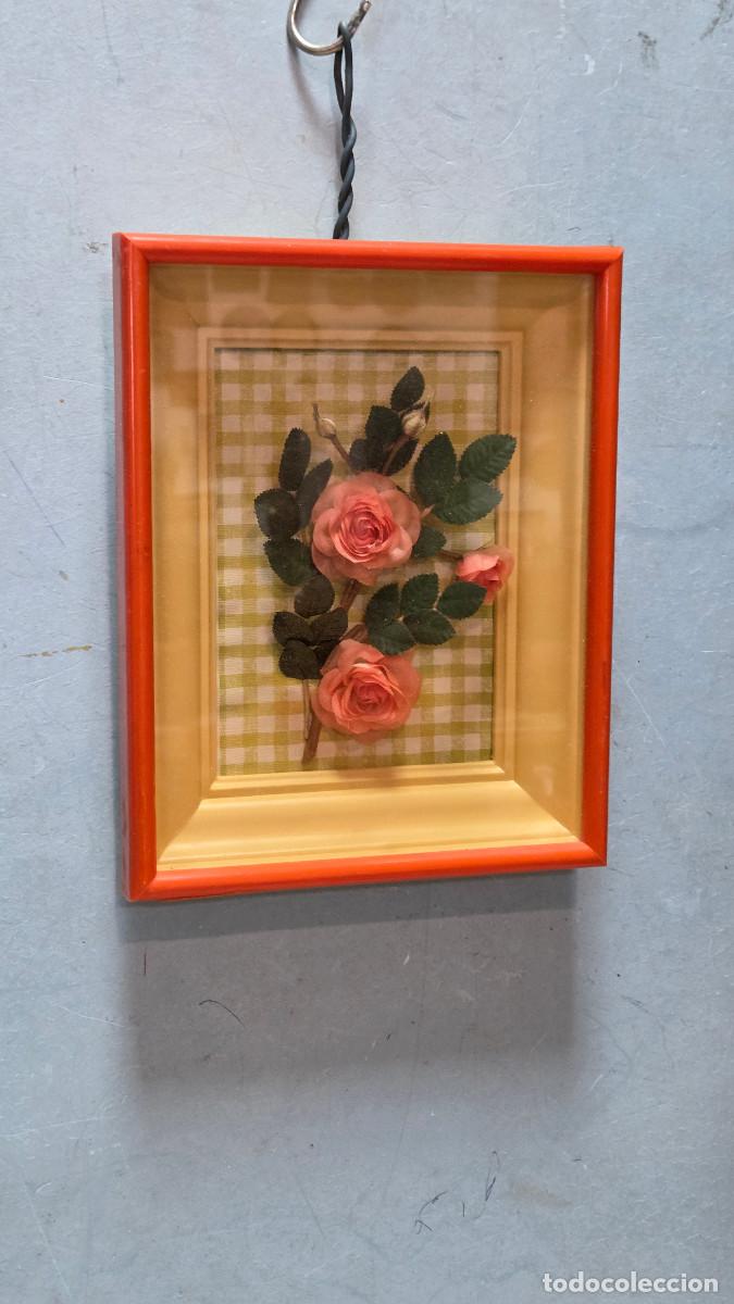 Coleccionismo: cuadro con flores artificiales