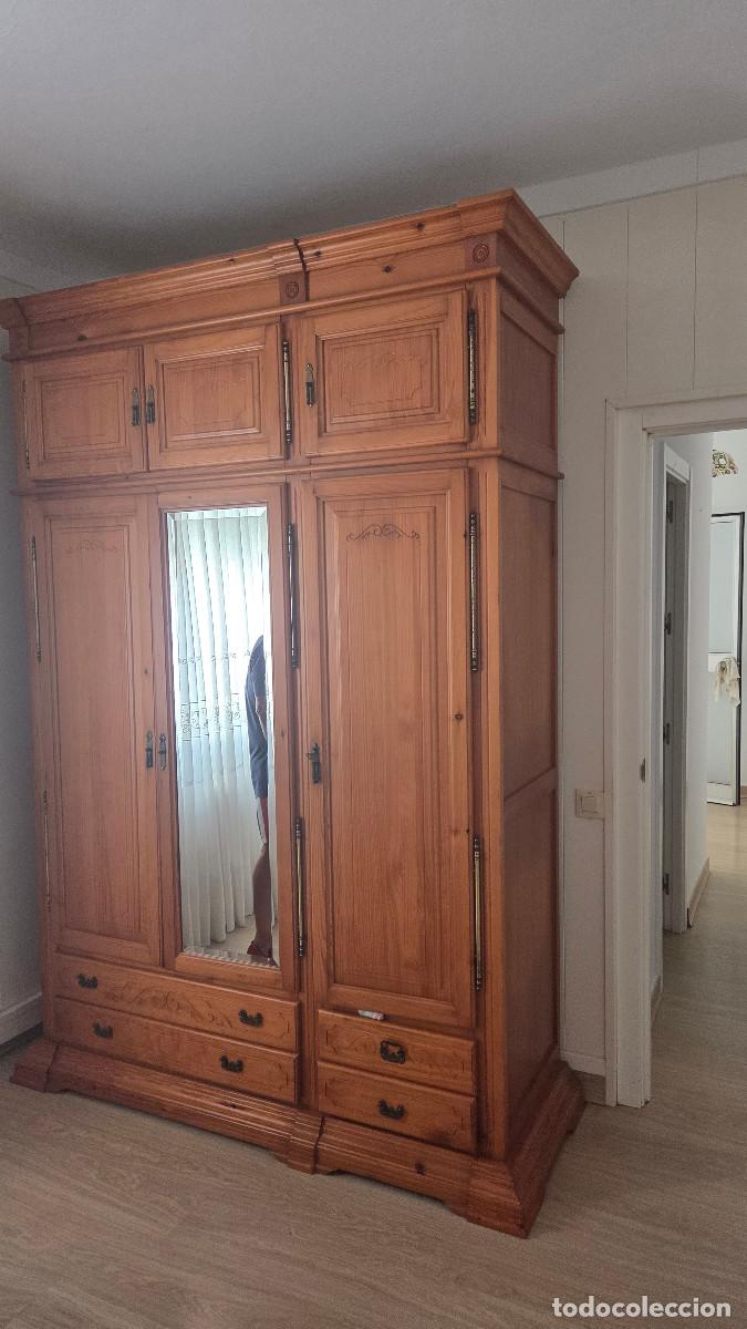 Coleccionismo: armario de madera con altillo