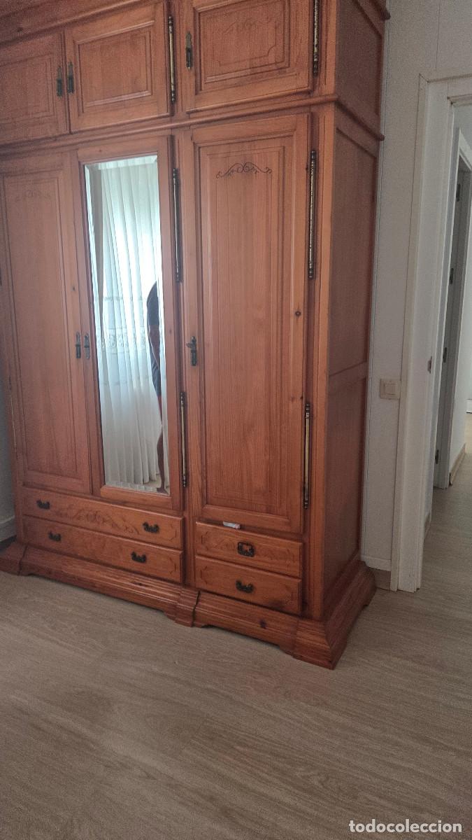 Coleccionismo: armario de madera con altillo - Foto 2