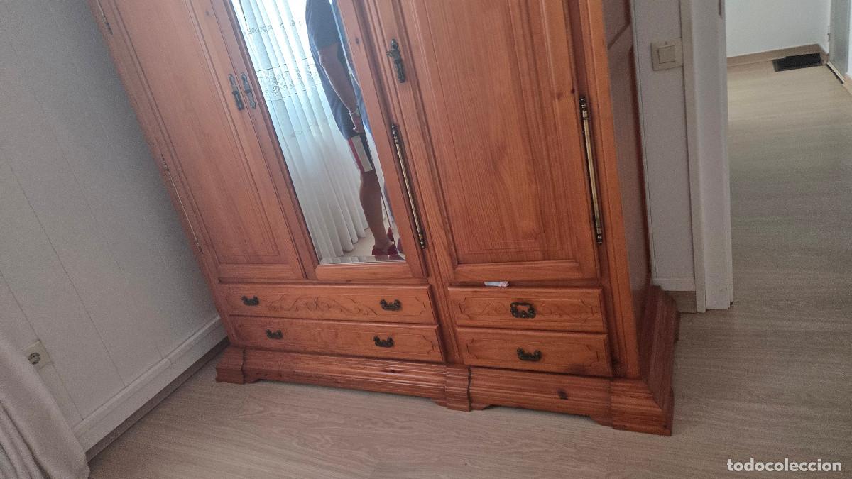 Coleccionismo: armario de madera con altillo - Foto 3