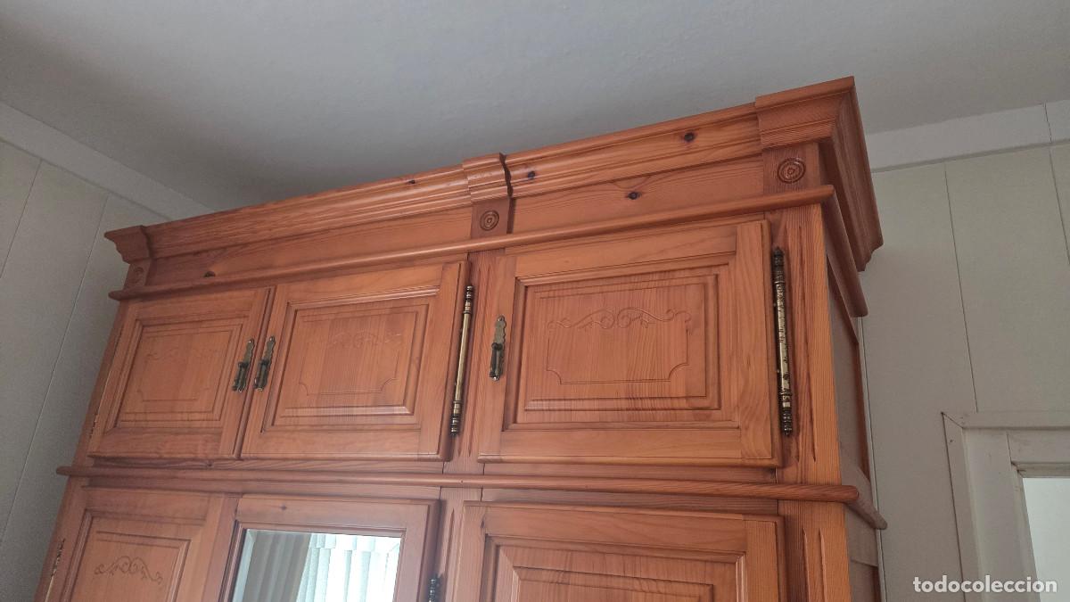 Coleccionismo: armario de madera con altillo - Foto 5