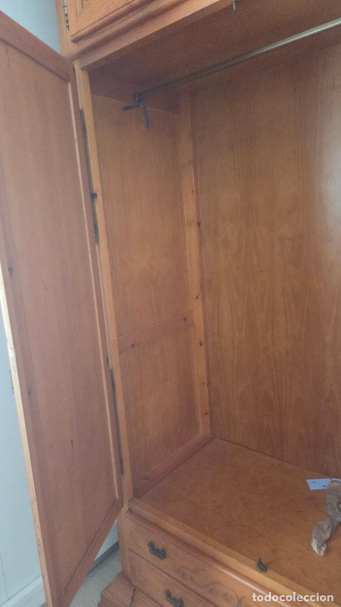 Coleccionismo: armario de madera con altillo - Foto 12