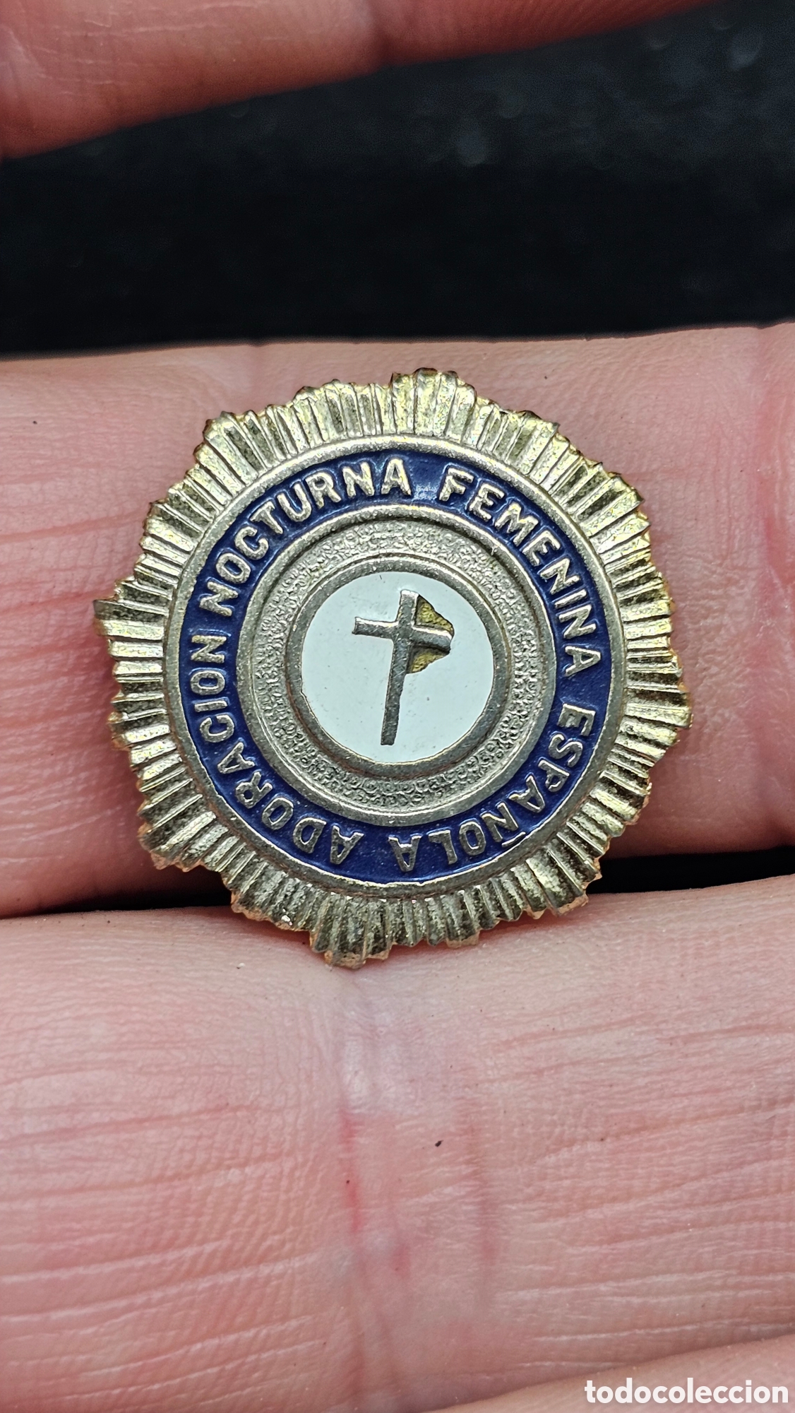 Coleccionismo: insignia de solapa o pin antiguo de la Adoraci&oacute;n Nocturna Femenina Espa&ntilde;ola (ANFE)