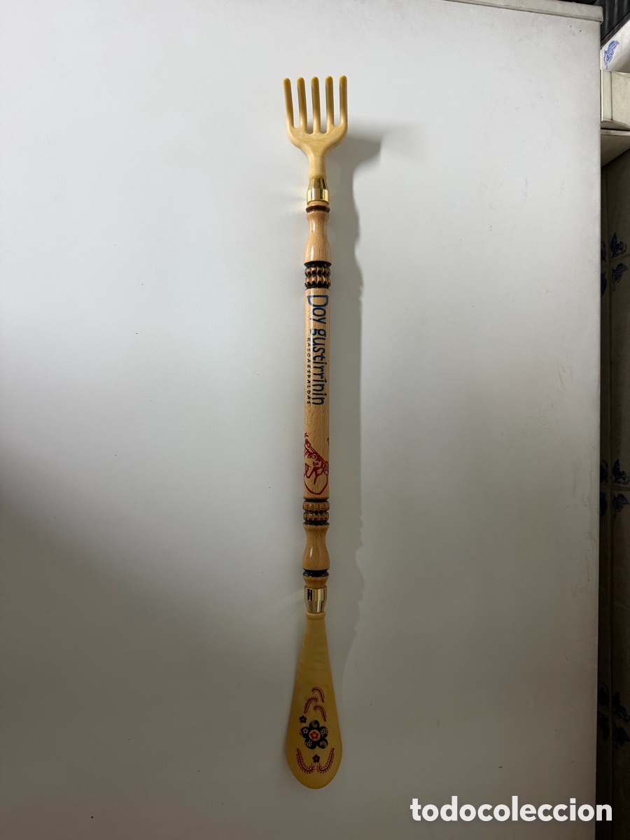 Coleccionismo: Rascaespaldas y calzador doble vintage de madera con lema &rdquo;Doy gustirrin&iacute;n&rdquo; (47 cm)