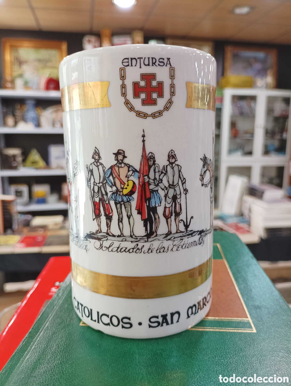 Coleccionismo: Jarra cerveza Infantes y Caballeros de los Tercio de Espa&ntilde;a, a&ntilde;os 60-70. Porcelana