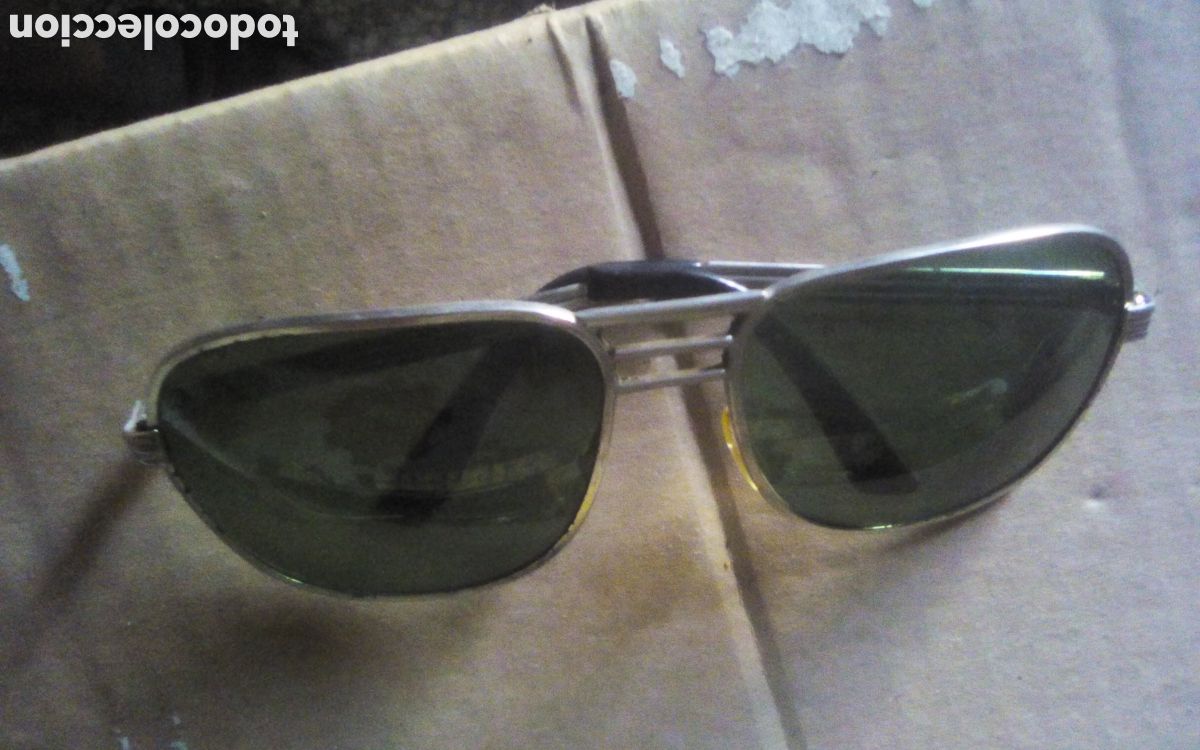Coleccionismo: Antiguas gafas de sol, montura de metal. No pone fabricante, tiene una patilla mal.