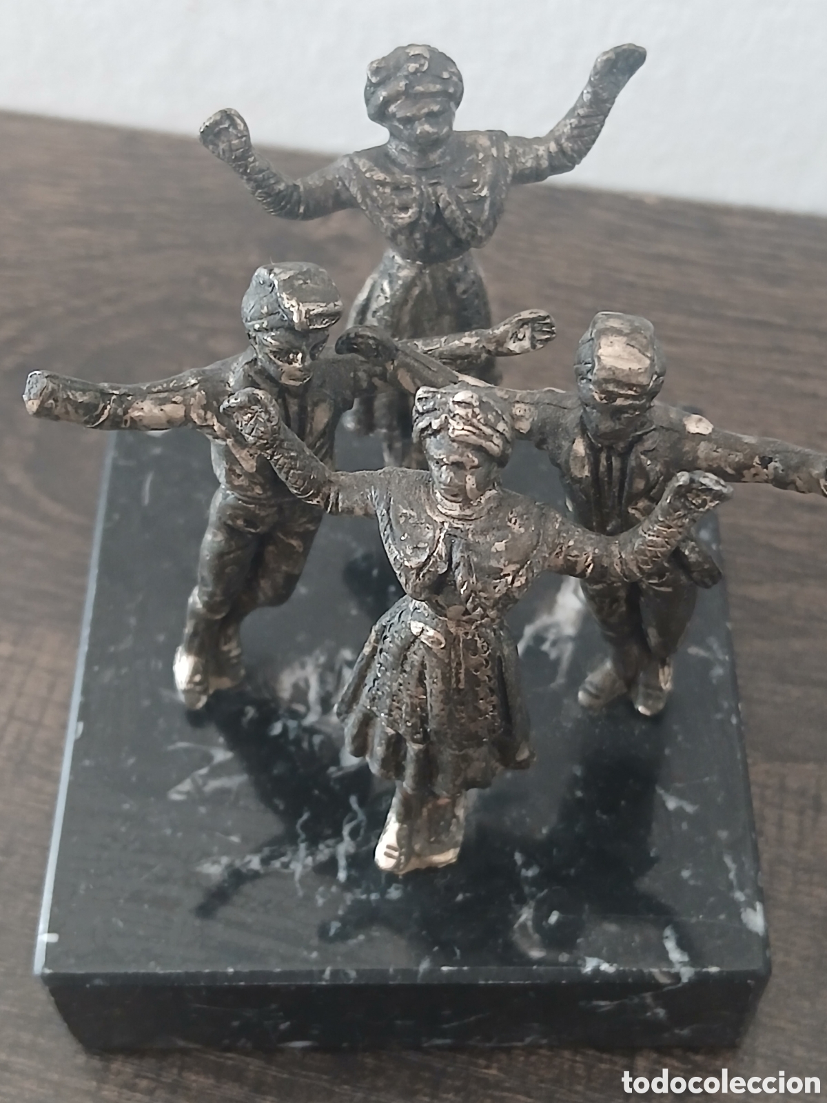 Coleccionismo: Figura de metal de la Sardana (baile tradicional catal&aacute;n) sobre peana de m&aacute;rmol - Recuerdo de Barcel