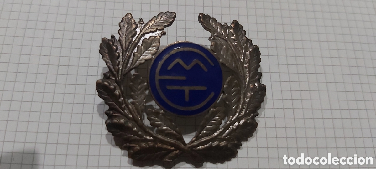 Coleccionismo: ANTIGUA INSIGNIA METALICA Y ESMALTADA PARA GORRA DE CONDUCTOR DE LA EMT DE MADRID, AUTOBUS, MIDE 3,8