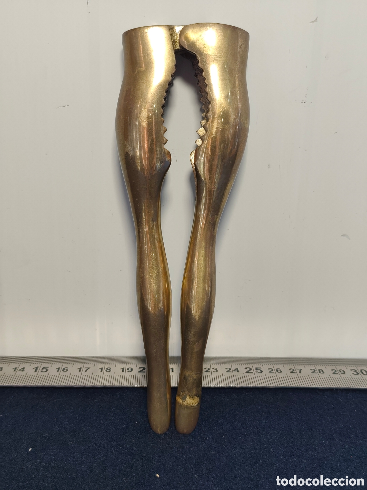 Coleccionismo: Cascanueces Vintage de Bronce / Lat&oacute;n con Forma de Piernas de Mujer