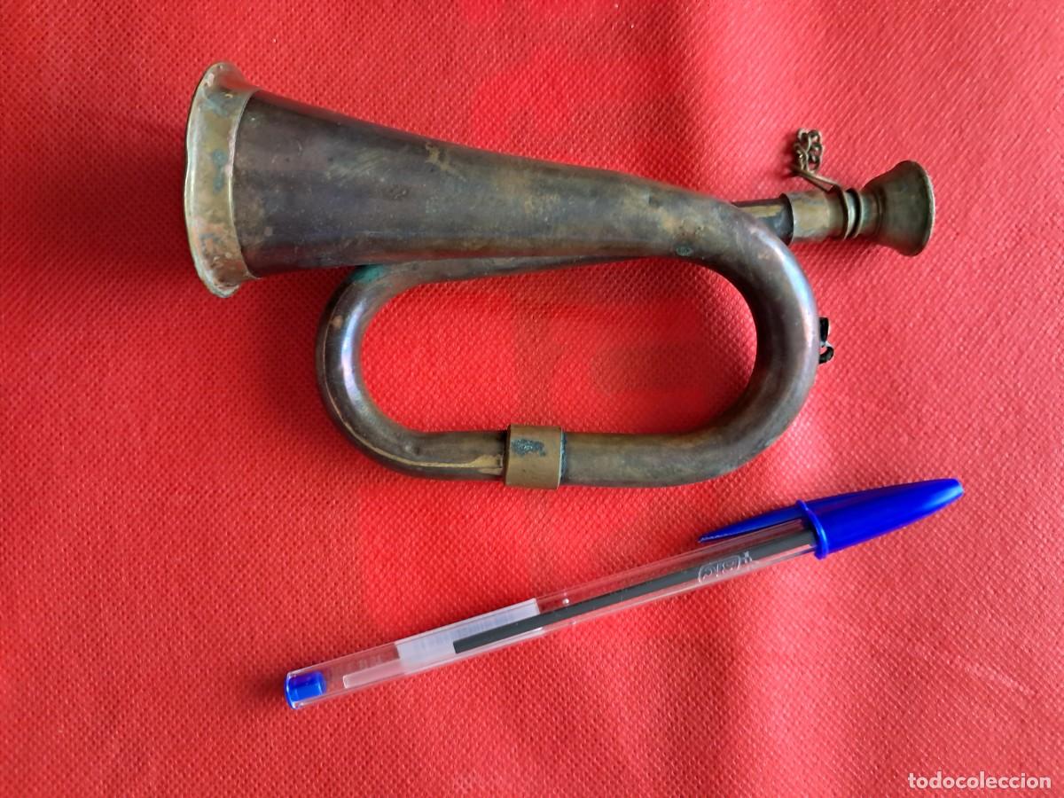 Coleccionismo: ANTIGUA CORNETA / CORNET&Iacute;N DE LAT&Oacute;N &ndash; SE&Ntilde;ALIZACI&Oacute;N MILITAR O CEREMONIAL &ndash; CON BOQUILLA Y CADENA