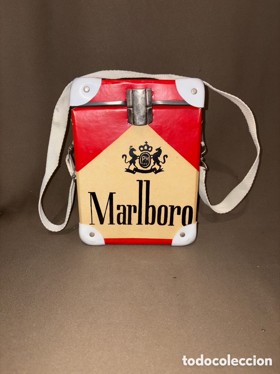 Coleccionismo: MARLBORO,ANTIGUA MOCHILA,BOLSO O BANDOLERA DE CART&Oacute;N CON PUBLICIDAD DE MARLBORO*A&Ntilde;OS 70/80*MUY RARA