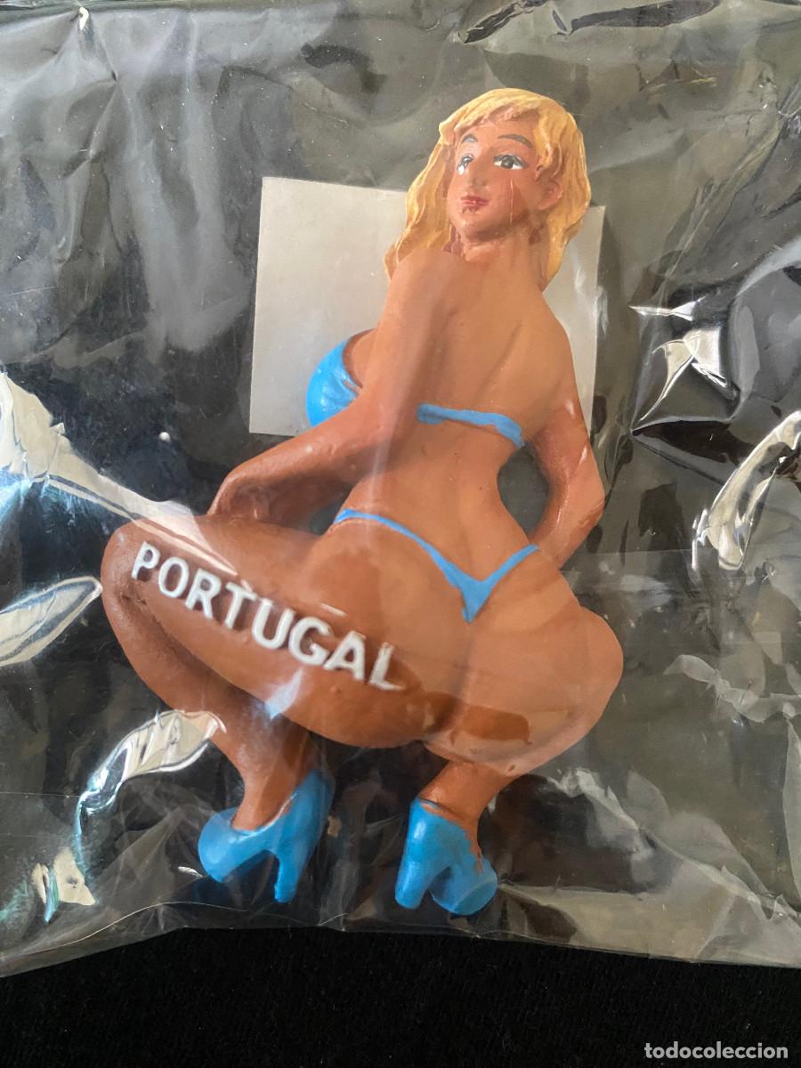 Coleccionismo: Im&aacute;n para el frigor&iacute;fico. Recuerdo tur&iacute;stico de Portugal. Chica sexy. 6 x 9 cm. Nuevo precintado.