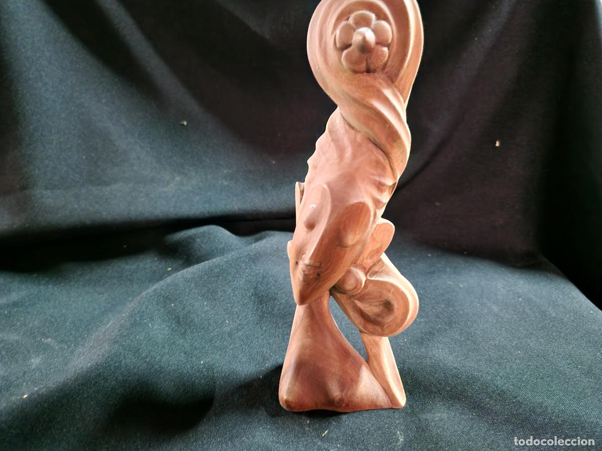 Coleccionismo: BONITA ESCULTURA TALLADA EN MADERA. 23 CM DE ALTURA.