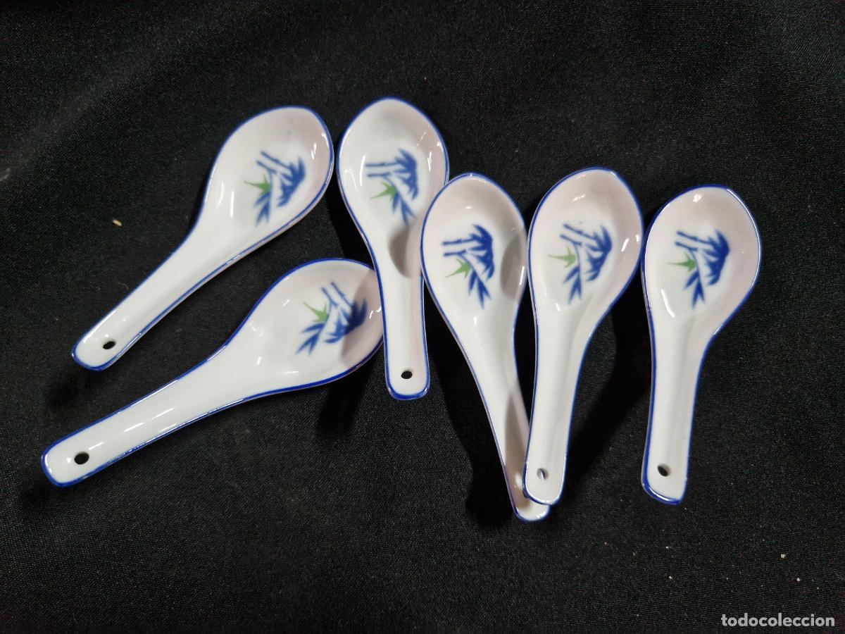 Coleccionismo: 6 BONITAS CUCHARAS DE PORCELANA. CHINA. COLOR BLANCO Y AZUL