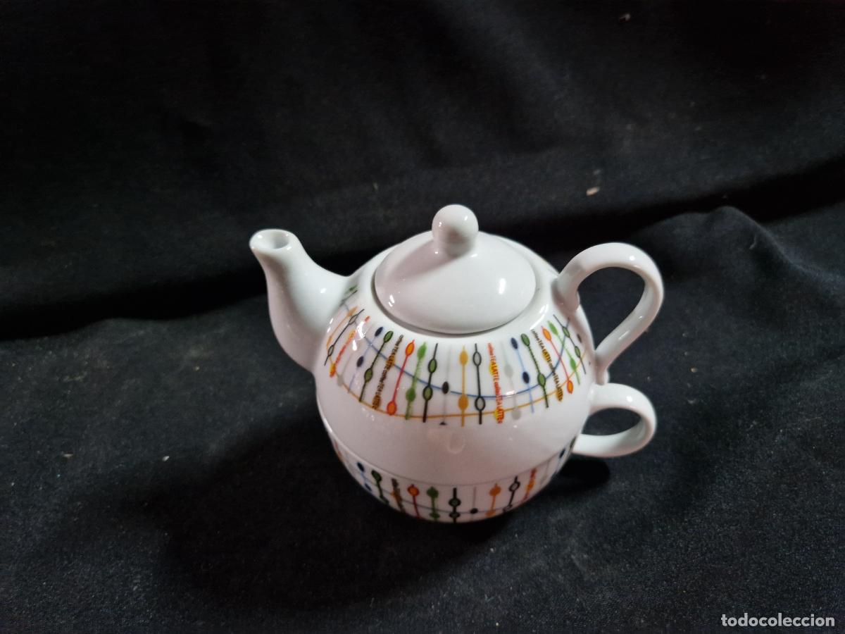 Coleccionismo: BONITA TETERA DE PORCELANA.