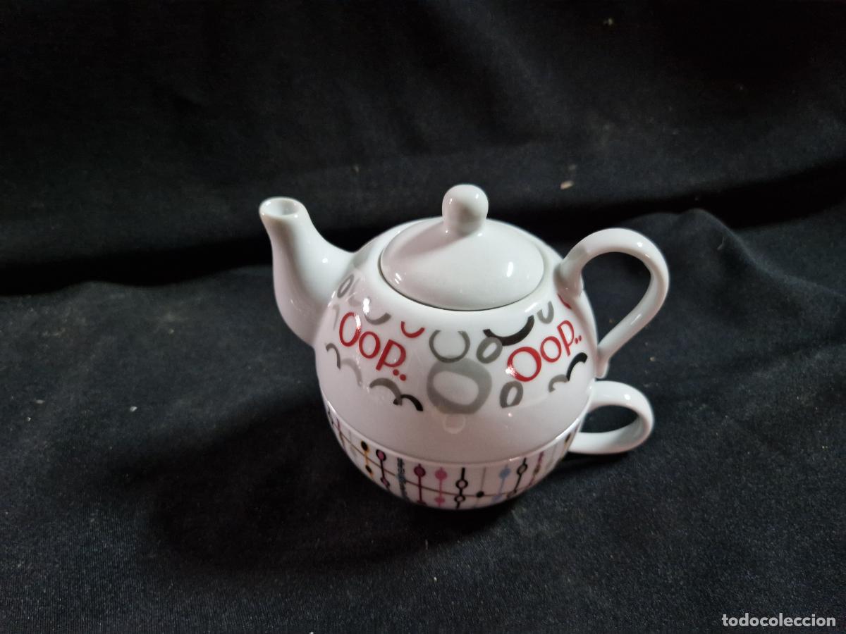 Coleccionismo: BONITA TETERA DE PORCELANA.