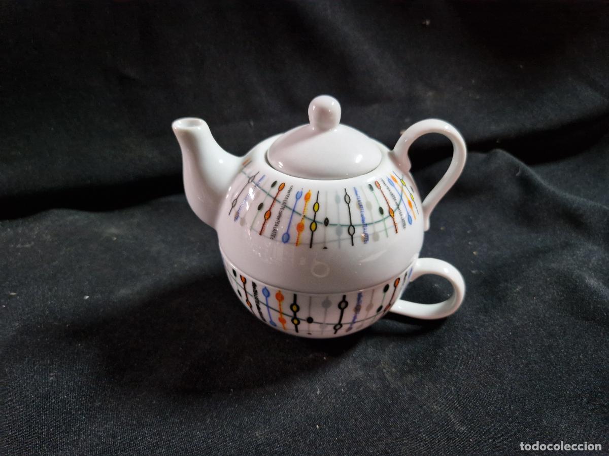 Coleccionismo: BONITA TETERA DE PORCELANA.