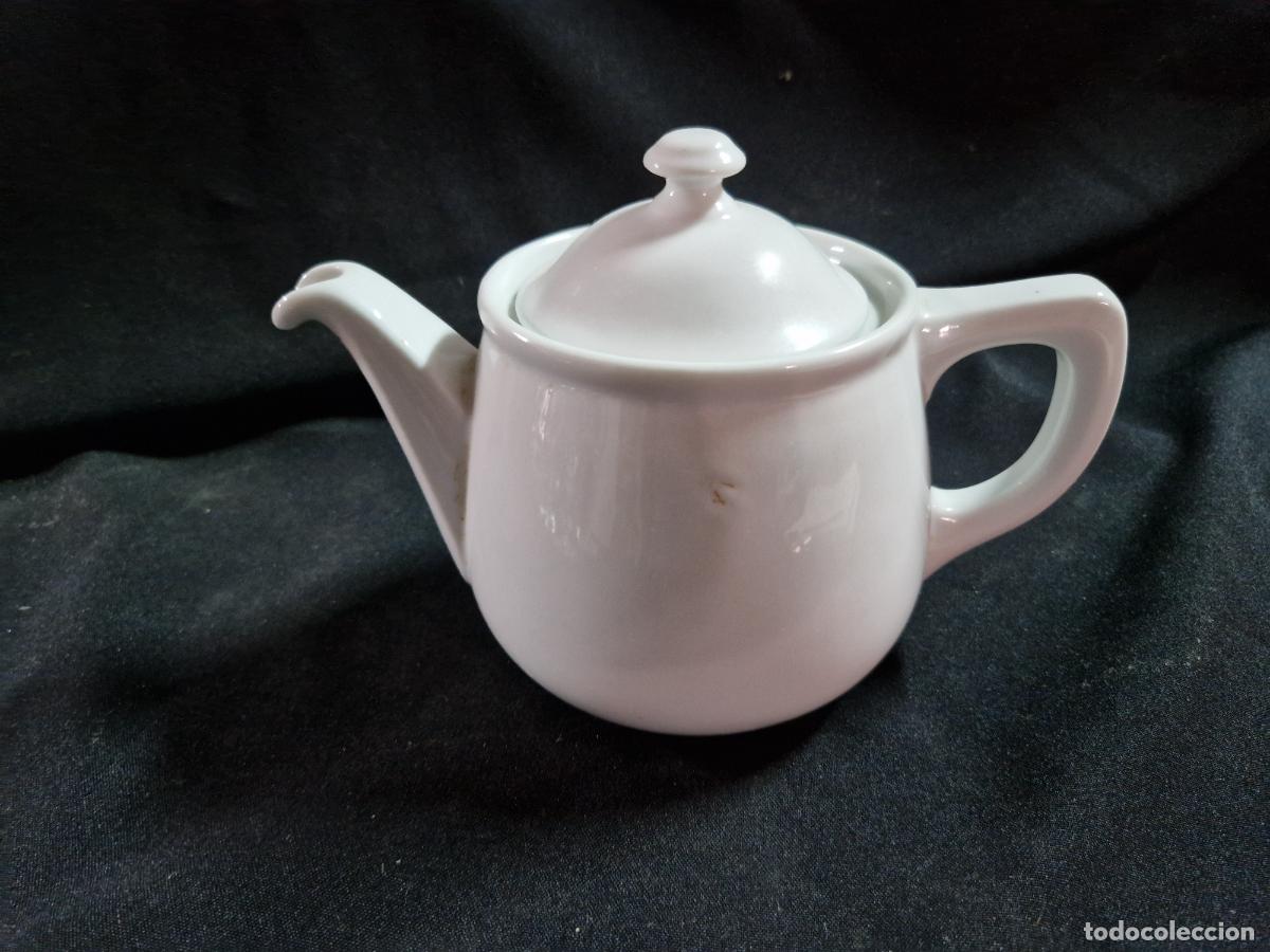 Coleccionismo: BONITA TETERA DE CERAMICA. COLOR BLANCO