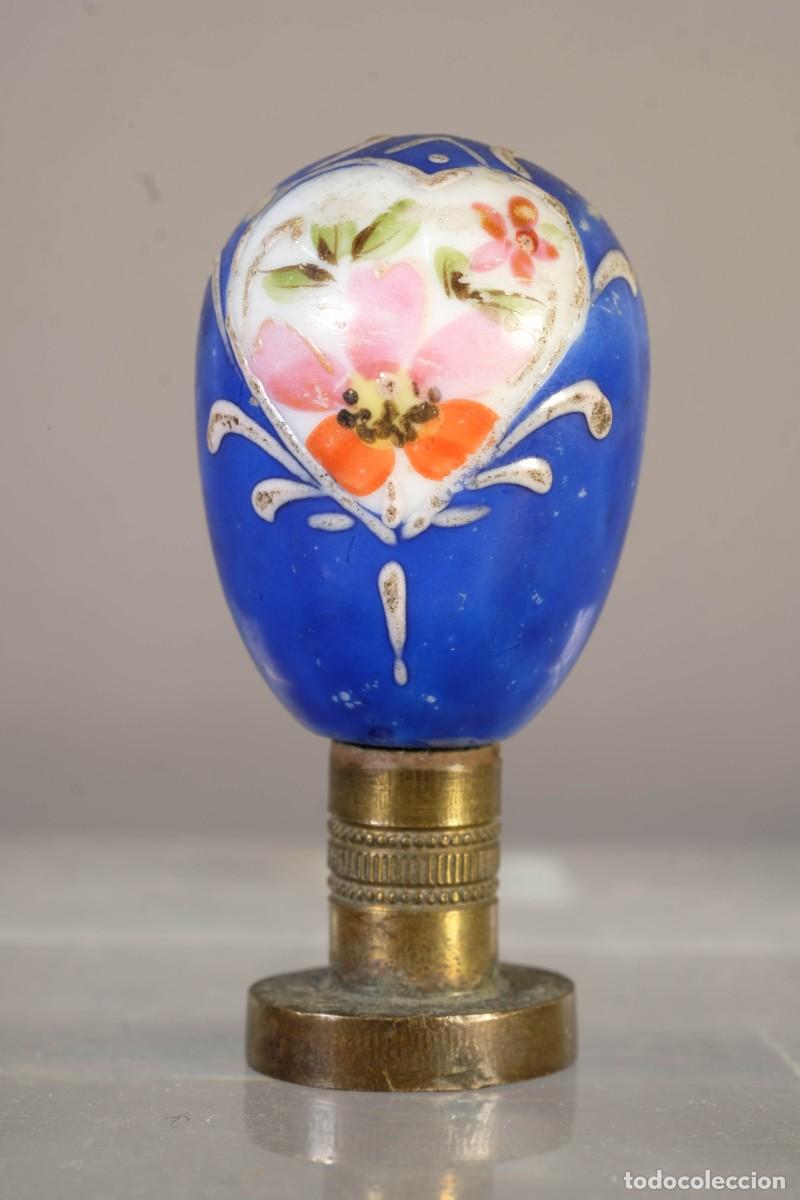 Coleccionismo: Lacre en porcelana pintada y metal siglo XIX