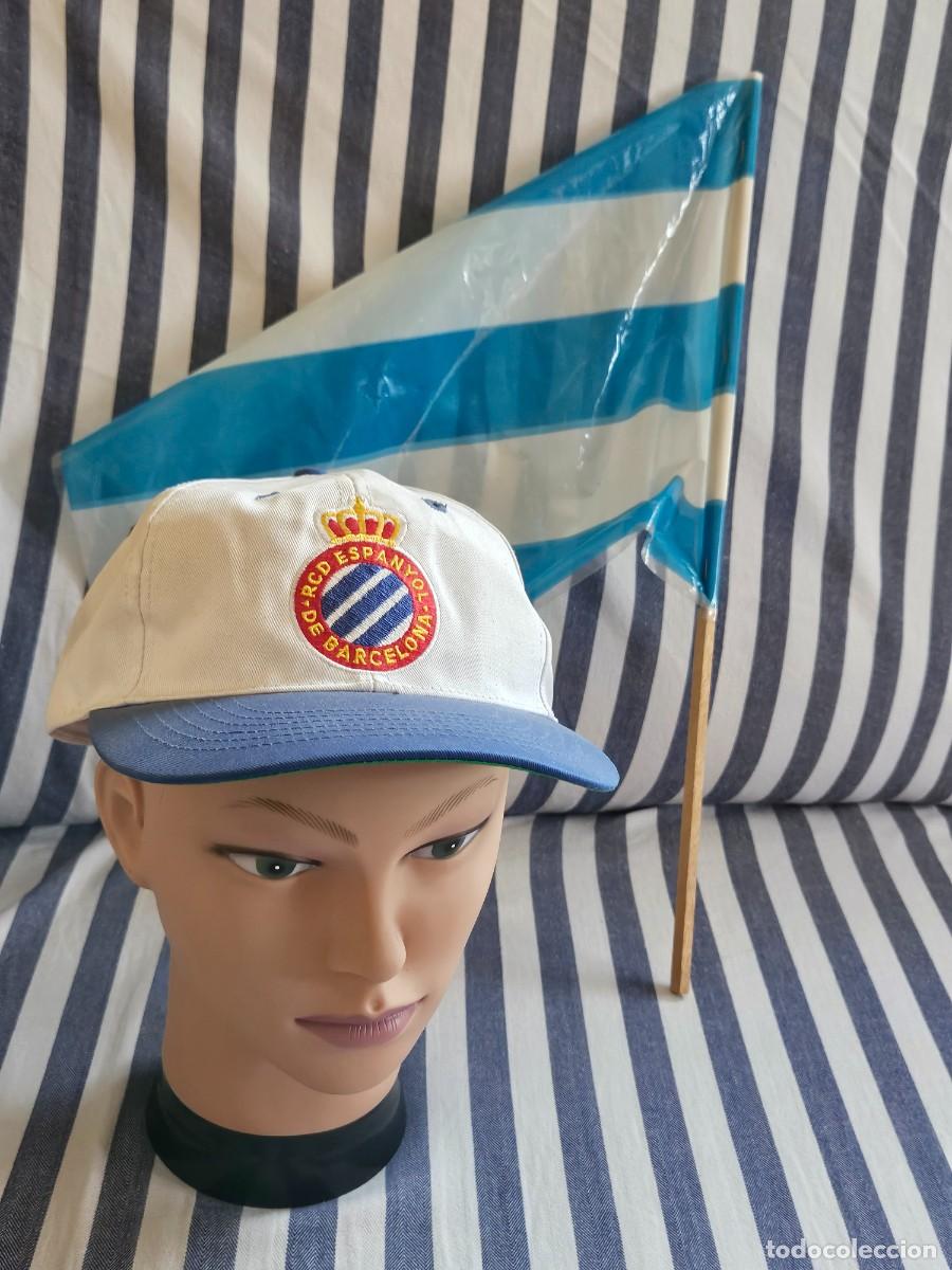 Coleccionismo: Antigua Gorra Oficial Y Original Merchandising Del RCD Espa&ntilde;ol De Barcelona, Banderita De Regalo.