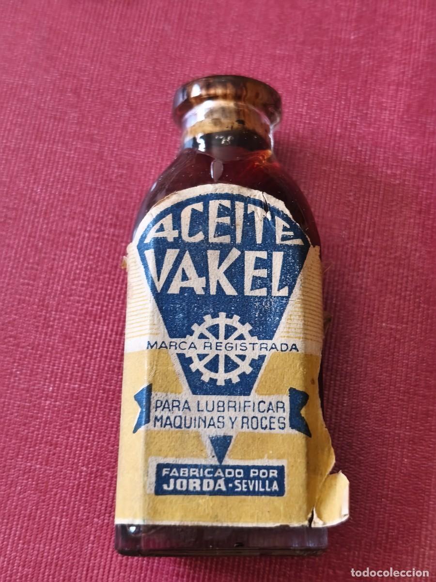 Coleccionismo: frasco antiguo de &rdquo;Aceite Vakel&rdquo;, un lubricante hist&oacute;rico fabricado por Jord&aacute; en Sevilla destinado a