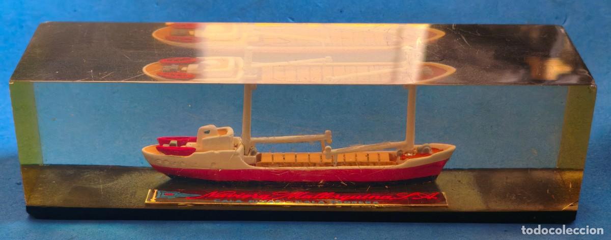 Coleccionismo: Pisapapeles con el modelo de barco de la Naviera Mallorquina S.A. Cala Pinar - Cala Pedrera. Maqueta