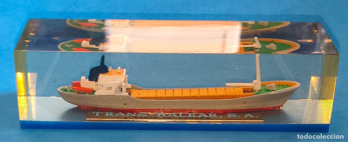 Coleccionismo: Pisapapeles con el modelo de barco de la Naviera Trans-Balear, S.A. Bah&iacute;a de Coru&ntilde;a. Maquetas Navale