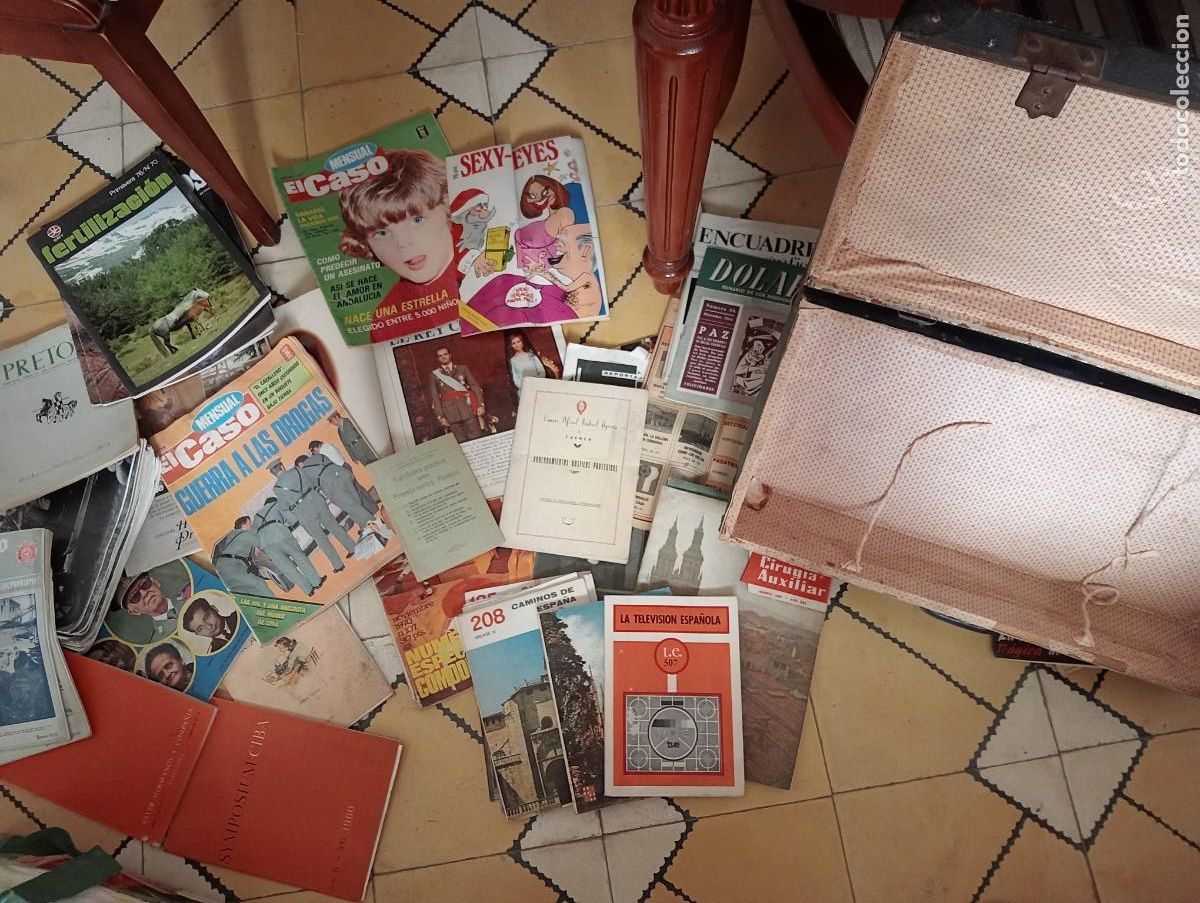 Coleccionismo: MALETA CART&Oacute;N CON REVISTAS Y PAPELES A&Ntilde;OS 60 Y 70 EL CASO Y OTRAS , PAPEL ANTIGUO