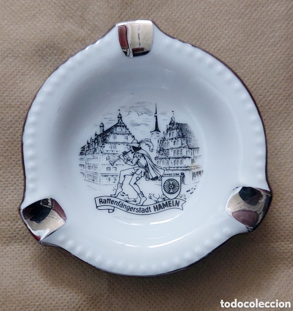 Coleccionismo: Cenicero de porcelana con filo y reposa cigarrillos de plata, es de Baviera