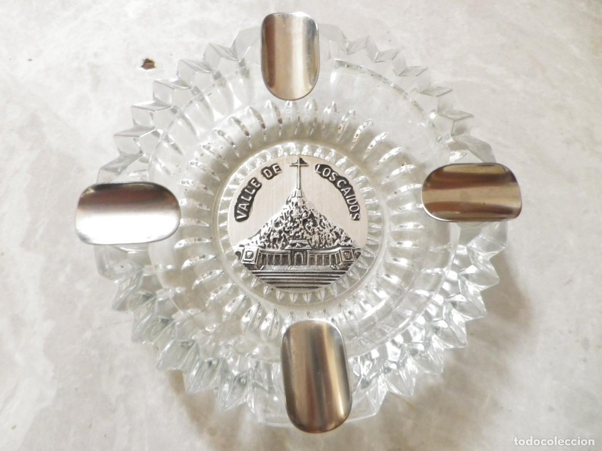 Coleccionismo: CENICERO VINTAGE DE COLECCION VALLE DE LOS CAIDOS TALLADO CRISTAL Y METAL