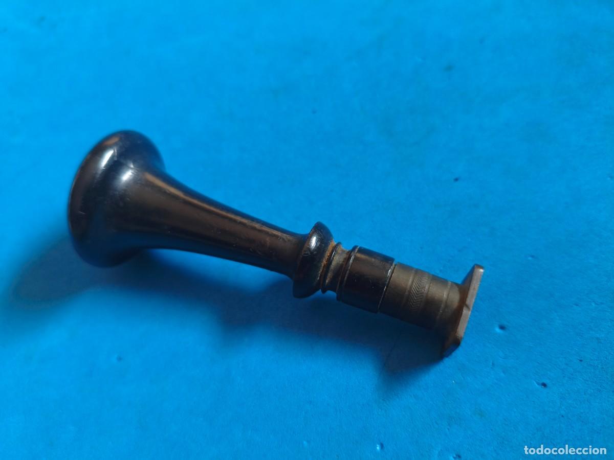 Coleccionismo: Antiguo lacre en madera y metal. Con iniciales.