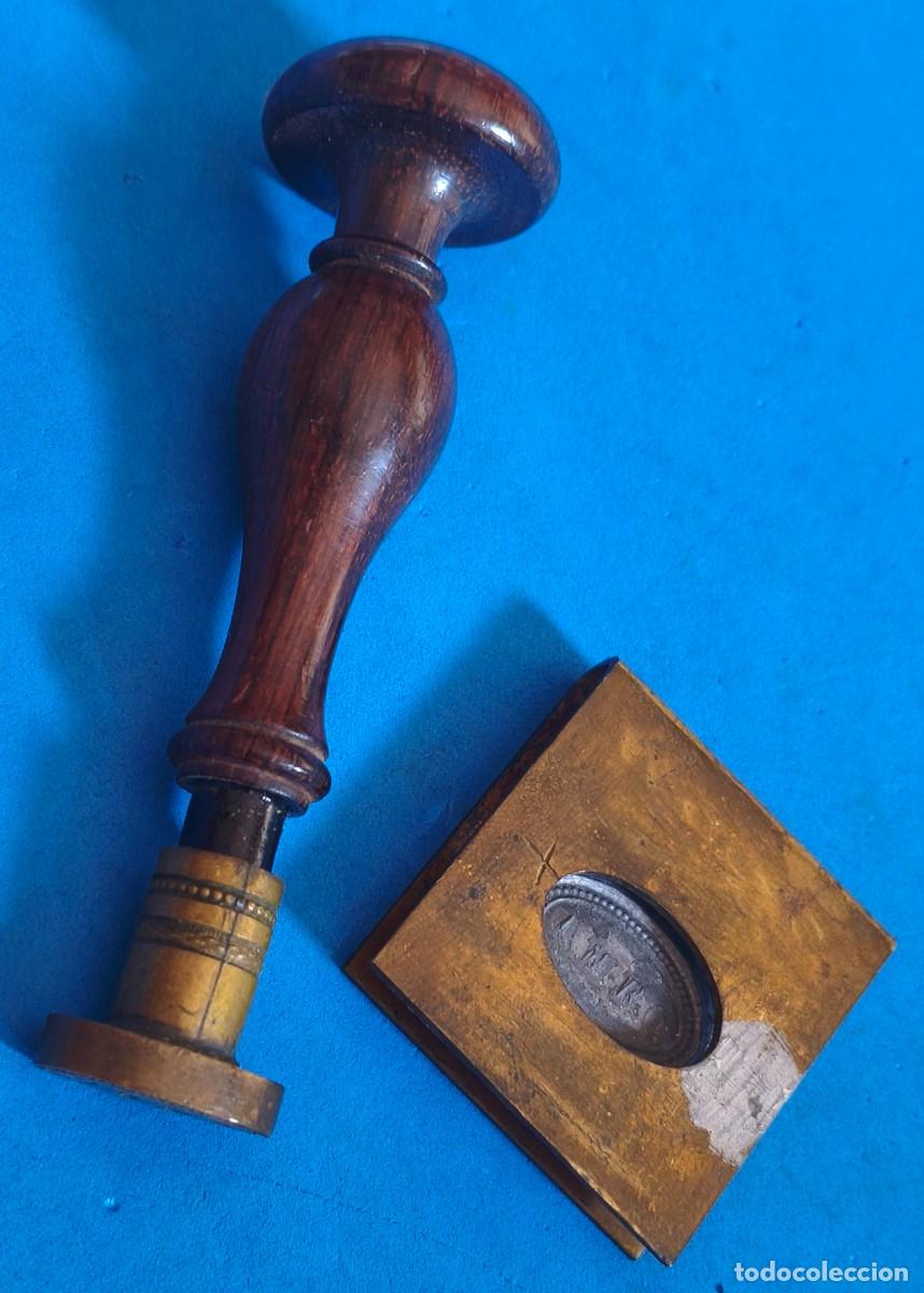 Coleccionismo: Antiguo lacre en madera y metal. Con soporte met&aacute;lico. Con iniciales.