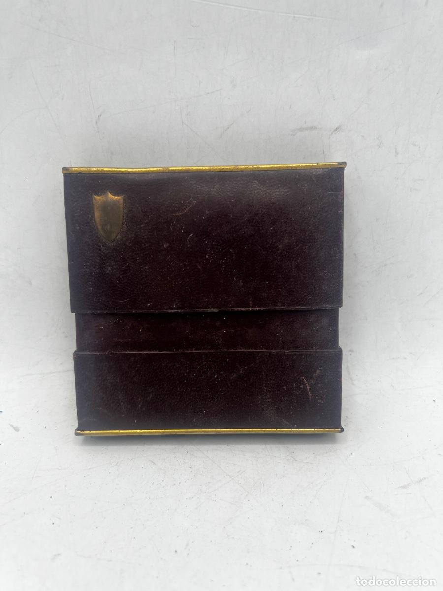 Coleccionismo: PITILLERA DE TABACO DE PIEL. 9 x 10 CM.