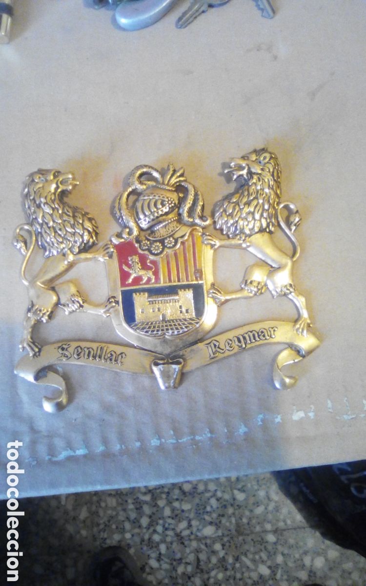 Coleccionismo: Metopa. Escudo geneal&oacute;gico para poner en madera. Senllac - Reymar. Es de metal, mide 14 x 11,5 cm.