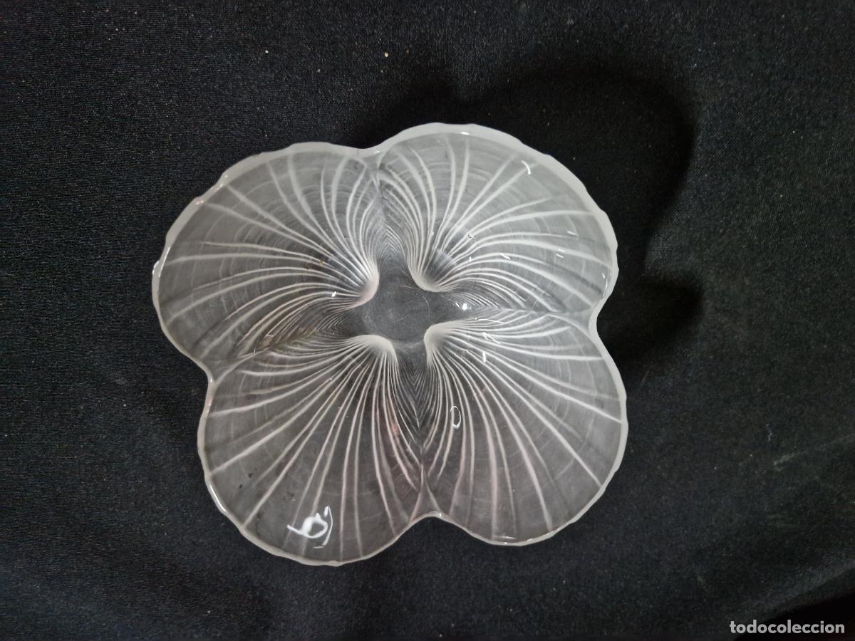 Coleccionismo: BONITO CUENCO DE VIDRIO. FORMA DE FLOR.