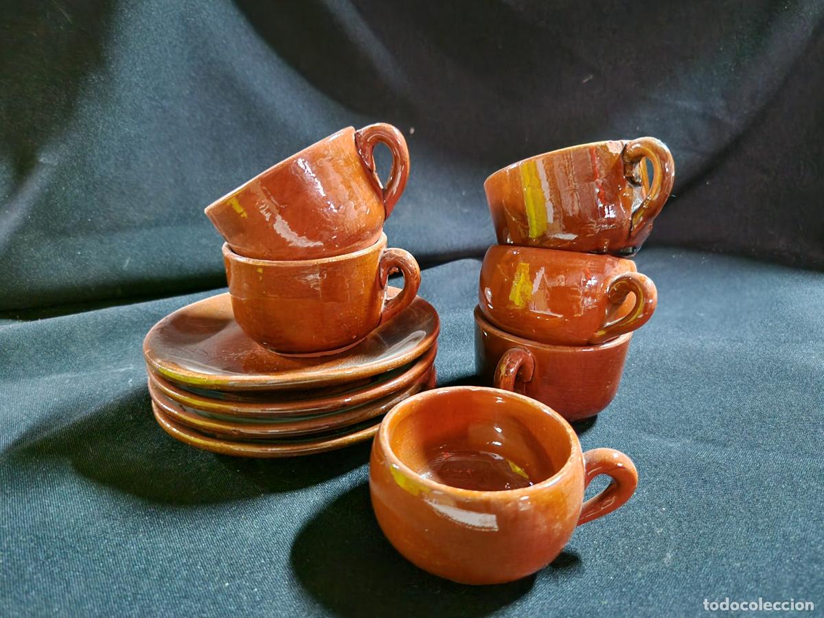 Coleccionismo: BONITO JUEGO DE TAZAS Y PLATOS EN BARRO. 3CM DE ALTURA