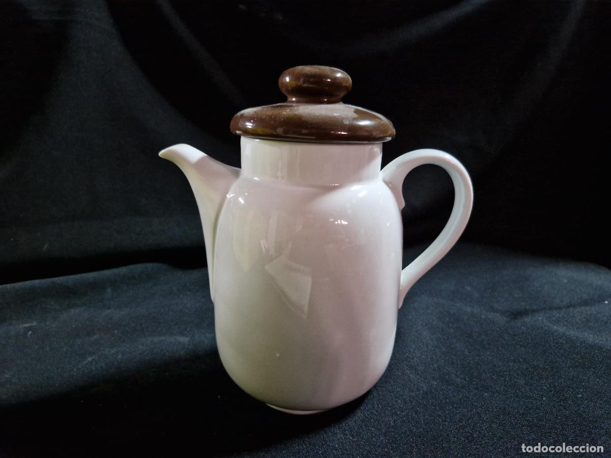 Coleccionismo: BONITA TETERA DE CERAMICA. COLOR BLANCO Y CAFE.