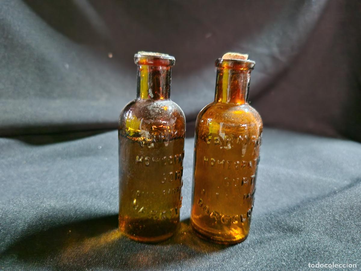 Coleccionismo: 2 BONITAS BOTELLAS DE CRISTAL. COLOR AMBAR. COLECCION VINTAGE.FARMACIA BARCELONA.