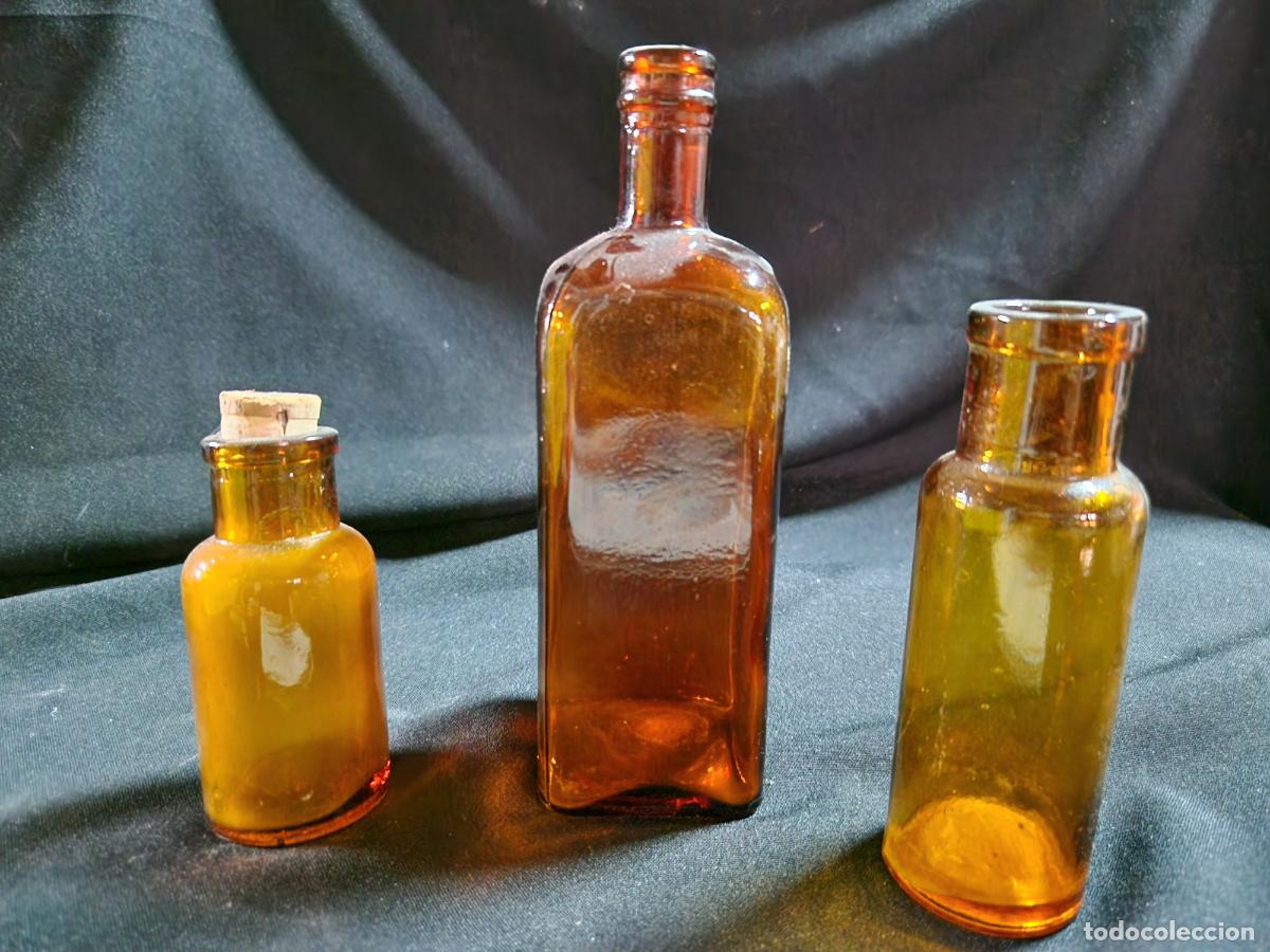 Coleccionismo: 3 BONITAS BOTELLAS COLECCIONABLE DE CRISTAL. DIFERENTES TAMA&Ntilde;OS.COLOR AMBAR